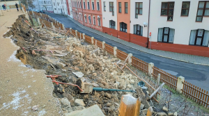Město letos obnoví zřícenou zeď pod zámeckou sýpkou