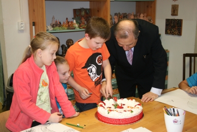 Děti ze Základní umělecké školy dostaly za výkresy dort