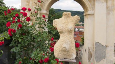 Růžovou zahradu krášlí výstava soch pořádaná v rámci projektu Léto se sochami