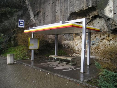 Autobusové zastávky budou dočasně bez laviček