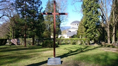 Svěcení kříže na hromadném hrobě obětí roku 1945 v Děčíně/Segnung des Kreuzes auf dem Massengrab der Opfer des Jahres 1945 in Tetschen