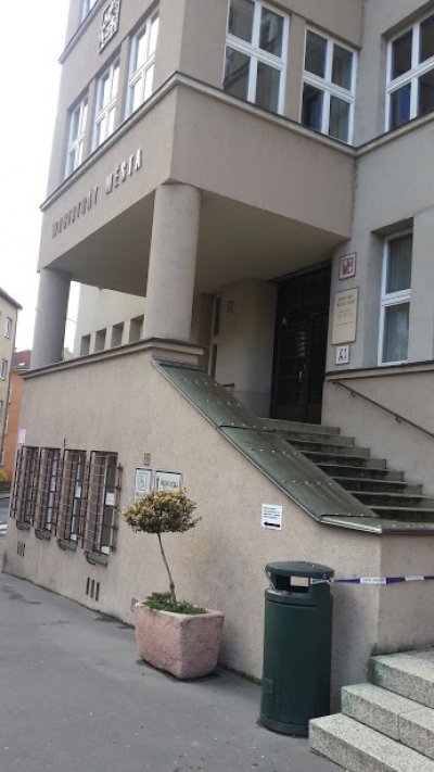 Do budovy magistrátu na Mírovém náměstí bočním vchodem