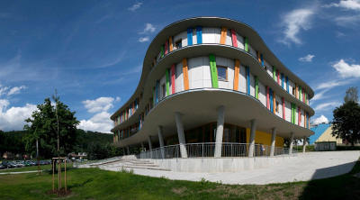 Knihovna půjčuje knihy přes okénko