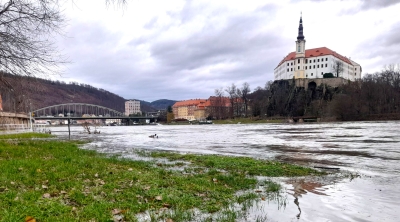 Hladina Labe klesla, silnice do Dolního Žlebu je průjezdná